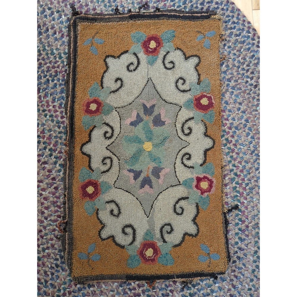 Antique‎ 33.5" x 19.5" Handmade Needle Tied Rug Hooked Pretty Design READ!